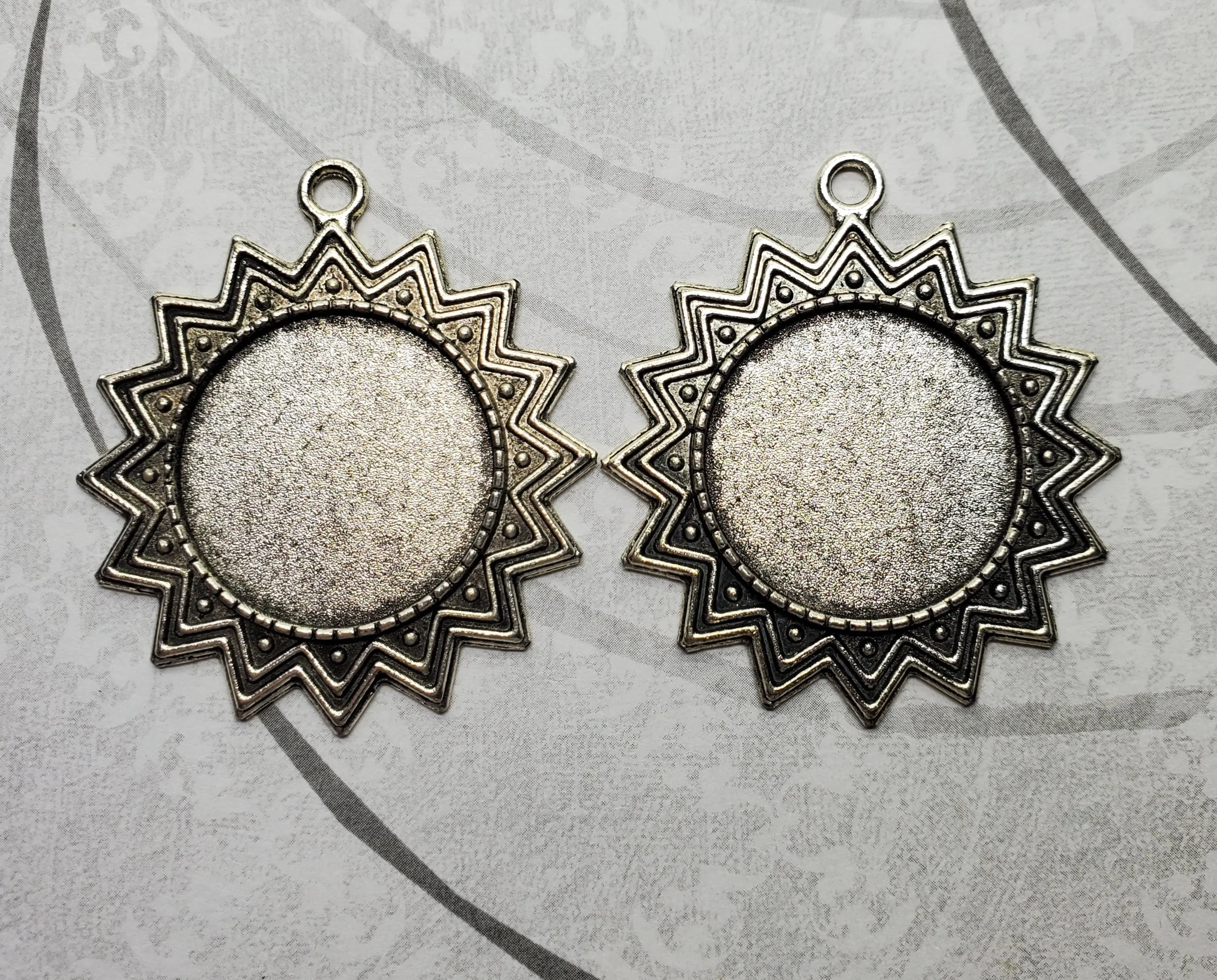 25mm Antique Silver Starburst Sunshine Settings (2) - L1070