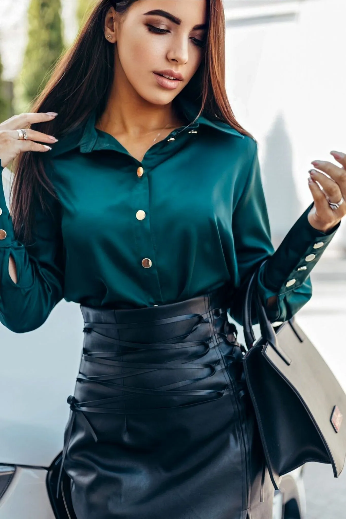 Camicia elegante satinata verde smeraldo con polsini alti e bottoni dorati