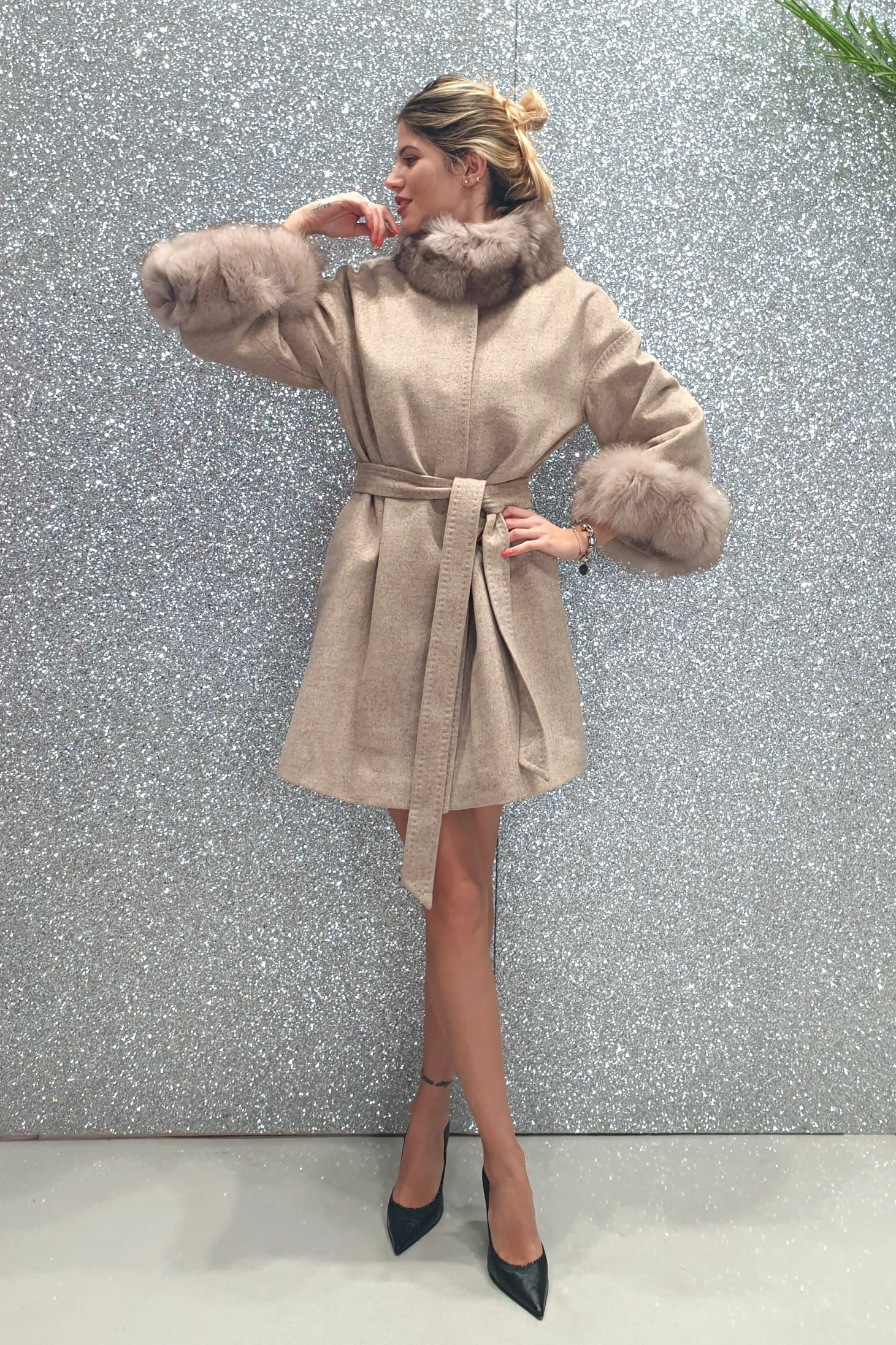 Cappotto in lana cashmere beige invernale foderato con collo e polsi in pelo naturale