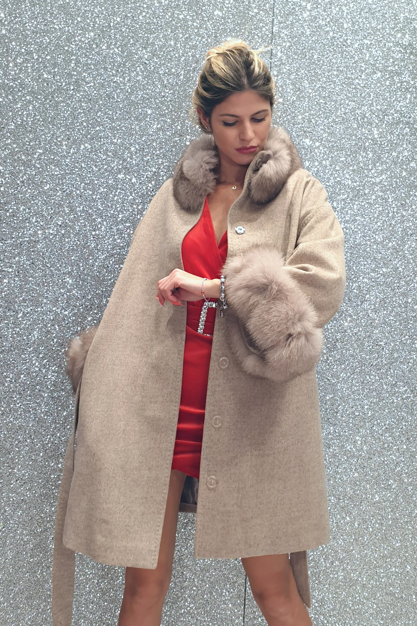 Cappotto in lana cashmere beige invernale foderato con collo e polsi in pelo naturale