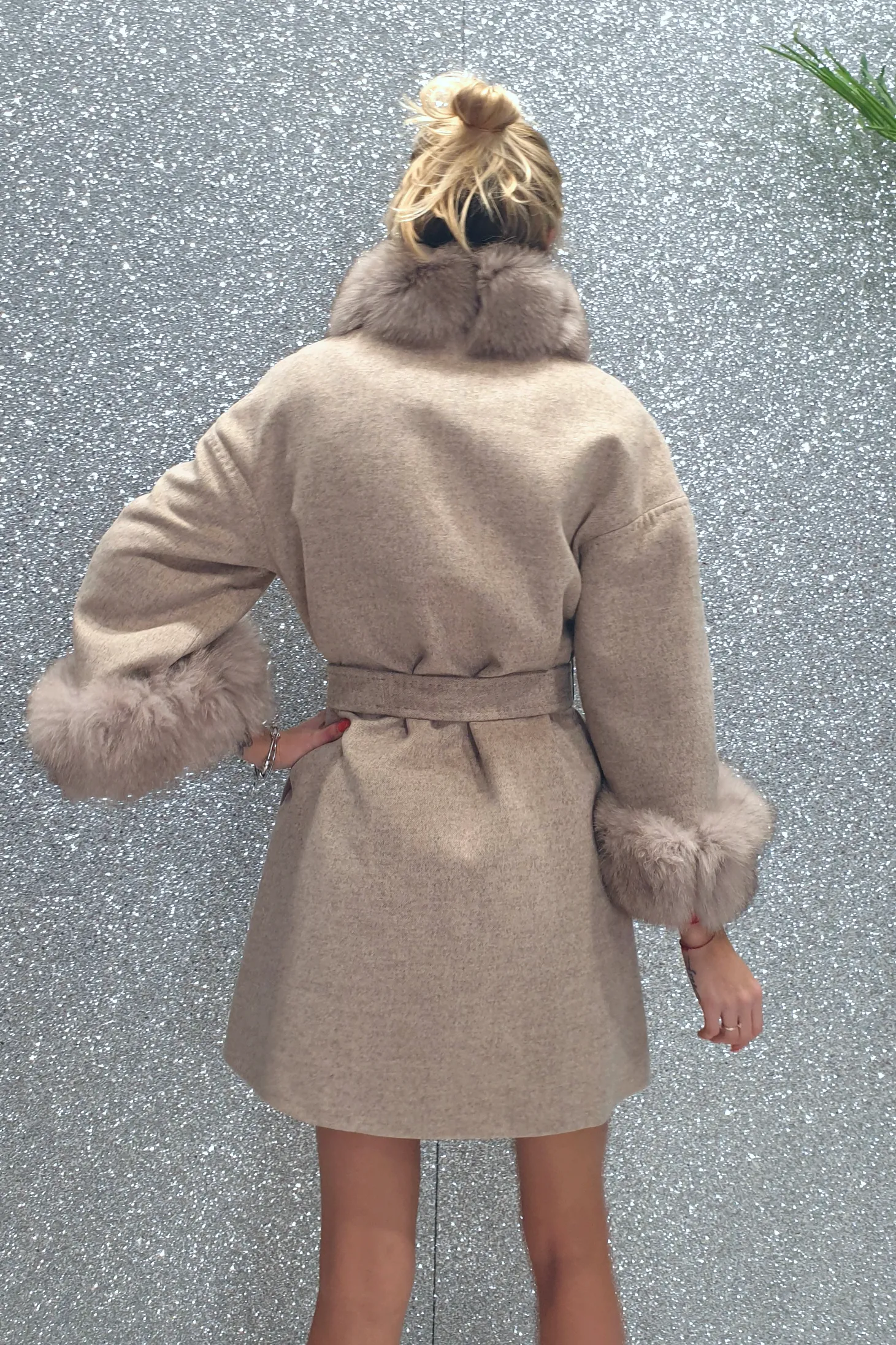 Cappotto in lana cashmere beige invernale foderato con collo e polsi in pelo naturale