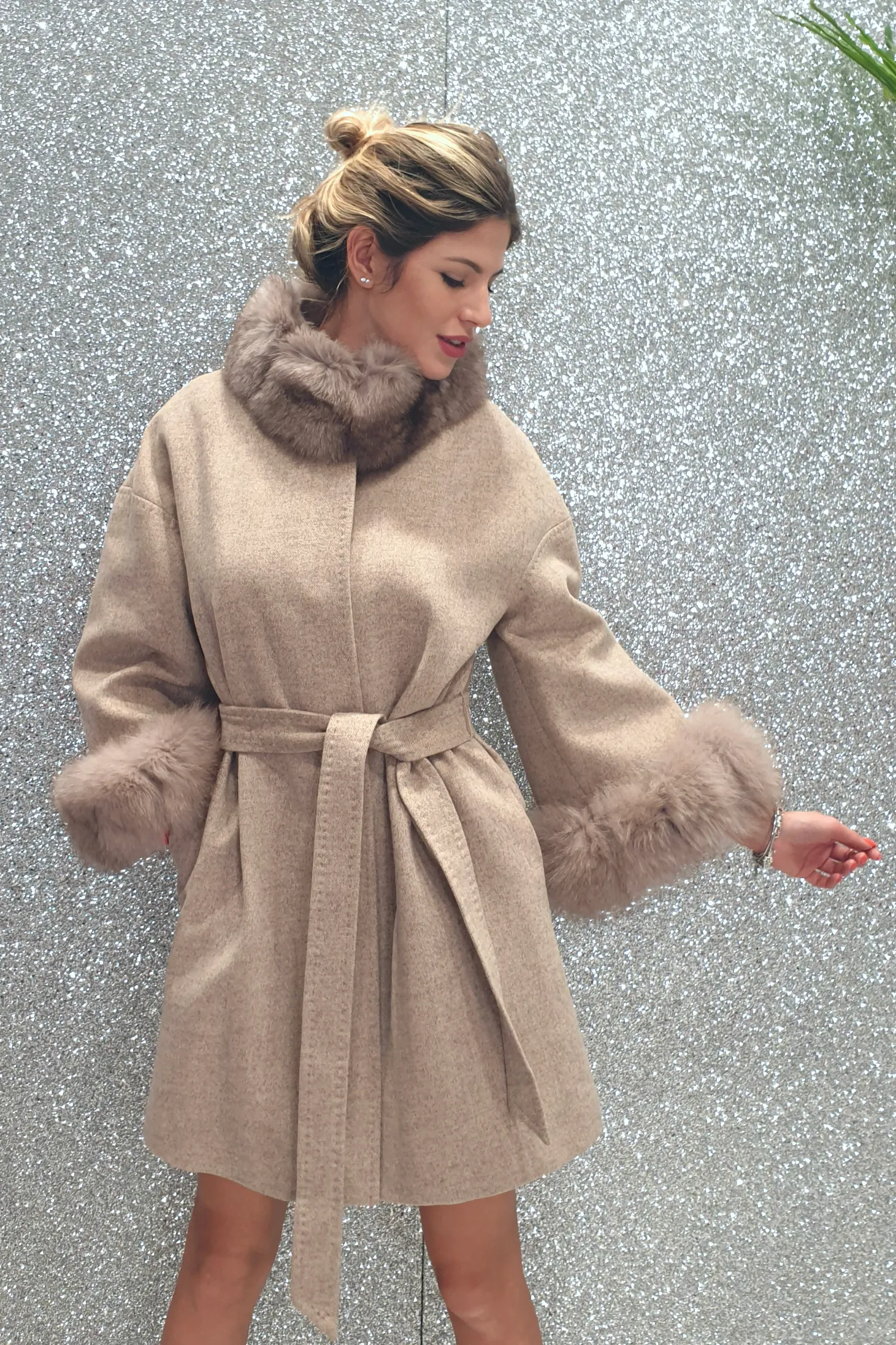 Cappotto in lana cashmere beige invernale foderato con collo e polsi in pelo naturale