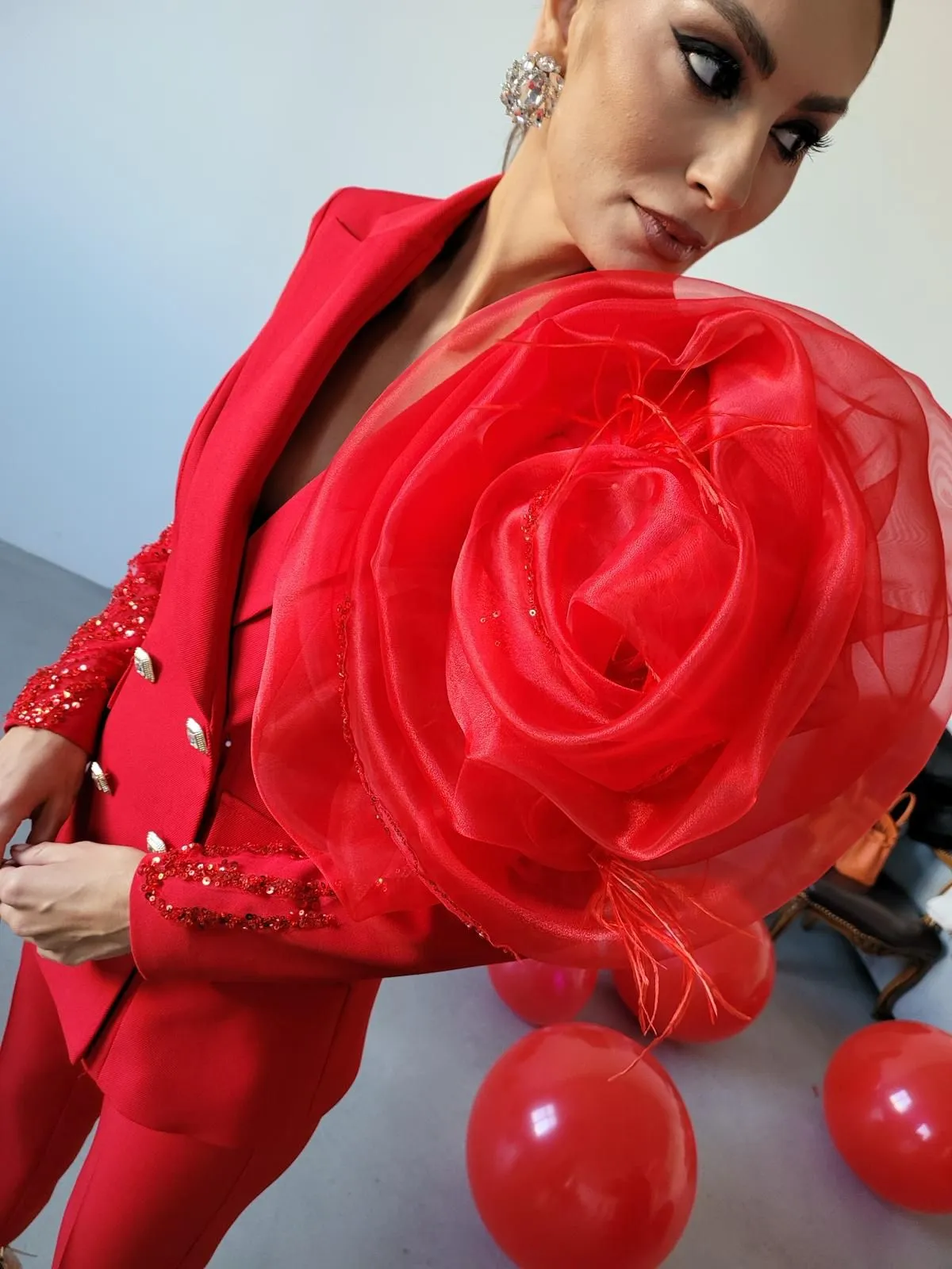 Completo tailleur rosso Bby giacca doppiopetto con decorazioni in paillettes e mega fiore in organza