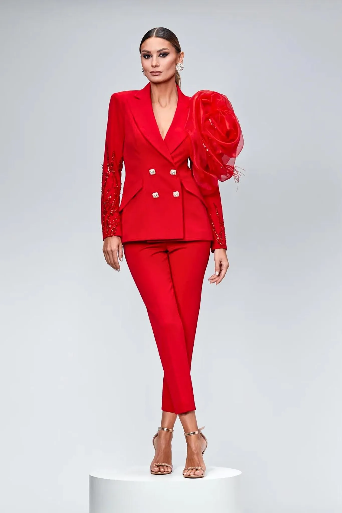 Completo tailleur rosso Bby giacca doppiopetto con decorazioni in paillettes e mega fiore in organza