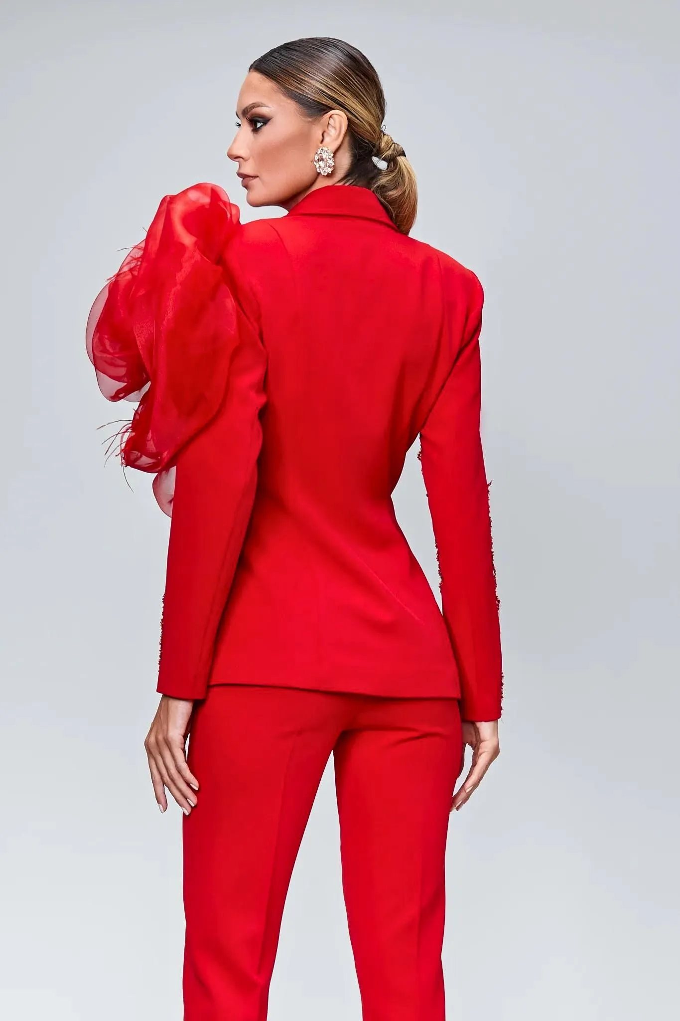 Completo tailleur rosso Bby giacca doppiopetto con decorazioni in paillettes e mega fiore in organza