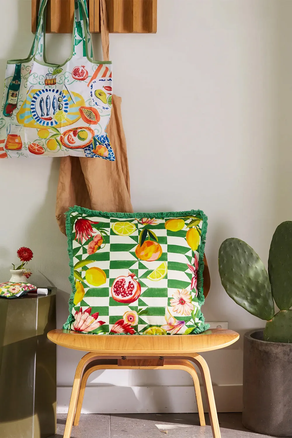 LA LA LAND CUSHION LIFE IN COLOUR FRIDA