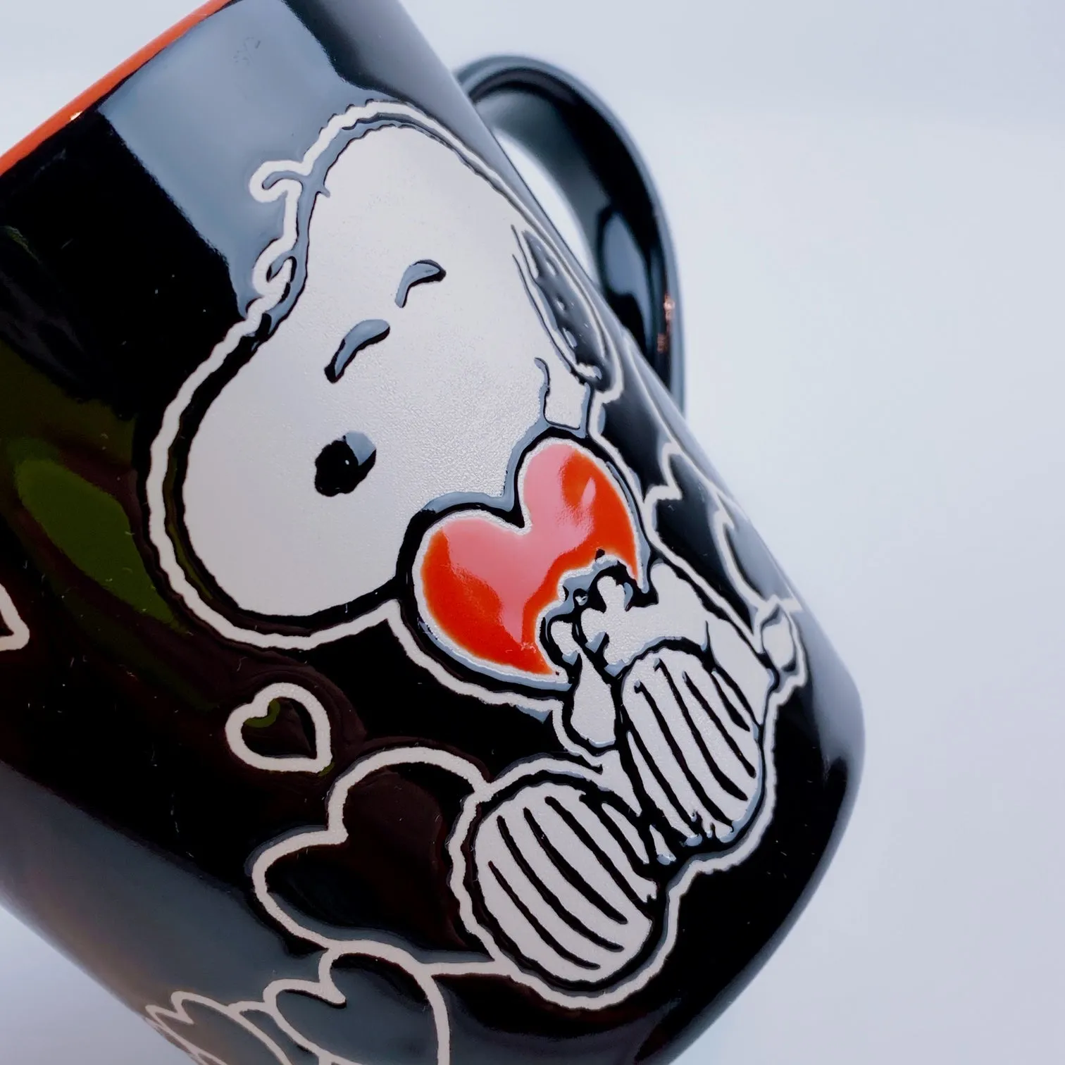 Peanuts Snoopy & Woodstock Hugging Hearts Ceramic Mug 18oz - Black