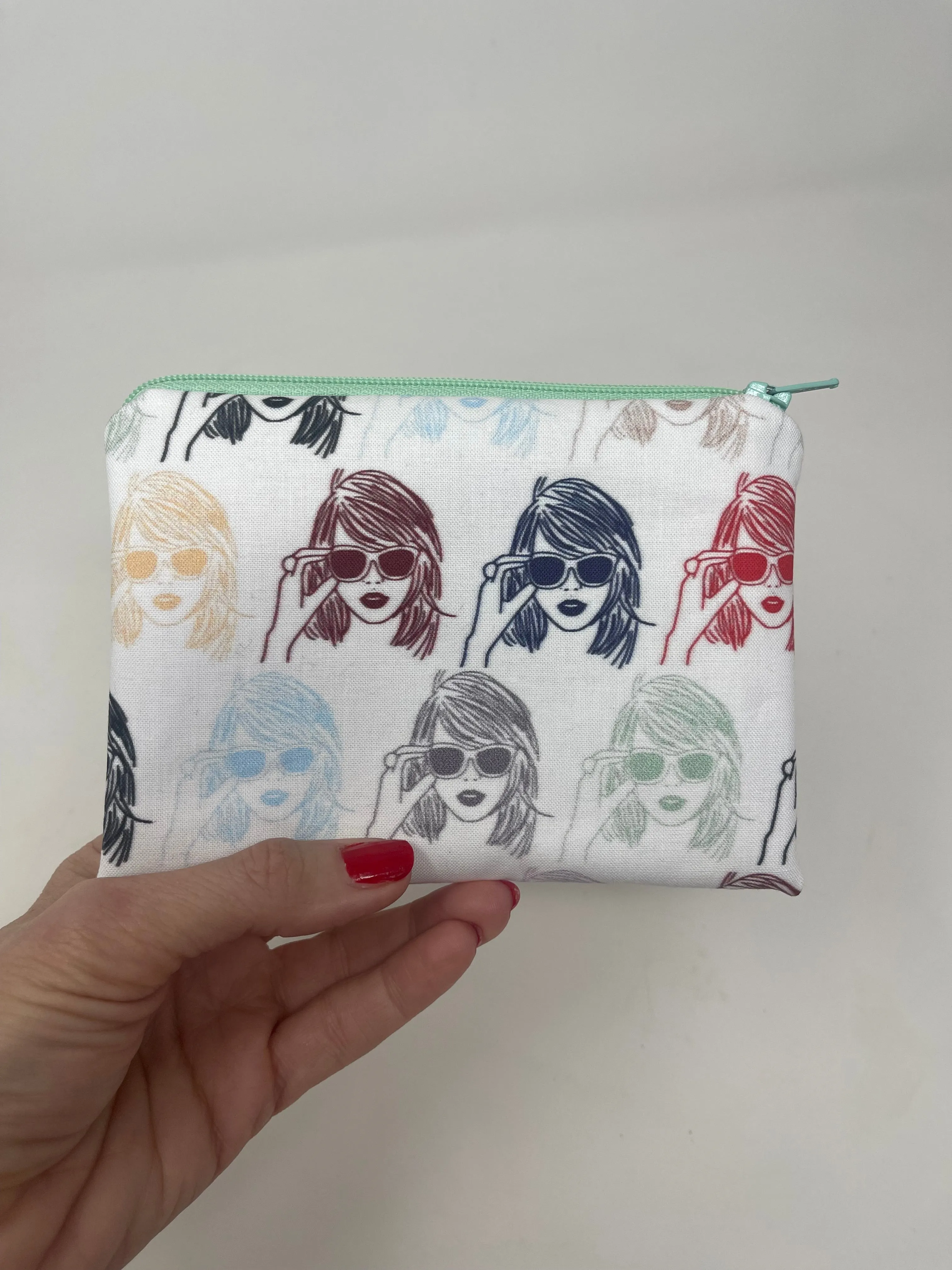 Swiftie pouch- sunglasses multi